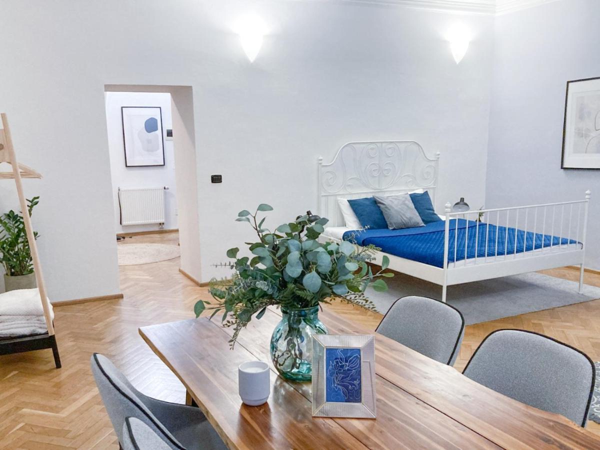 Best Price & Location - Historic Square Residency Прага Экстерьер фото